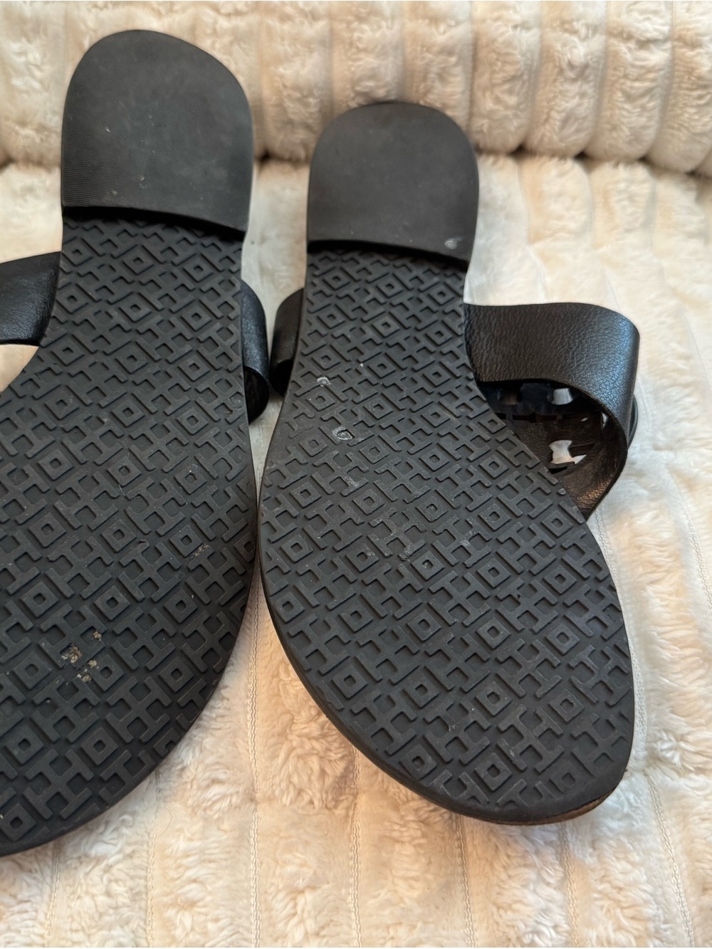 Tory Burch Black Leather Logo Thong Sandals with Contrast Stitching - Picture 4 of 4